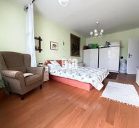 Helles Zimmer in einer 3-Zimmer-Wohnung mit Holzboden und Schlafzimmermöbeln.