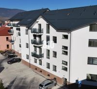 Ein Gebäude mit weißer Fassade und einem Parkplatz in der Matúškova-Straße in Dolný Kubín, Büros.