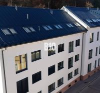 Ein Wohnhaus in Dolný Kubín mit modernen Fenstern und Balkonen, ideal für eine 2-Zimmer-Wohnung.
