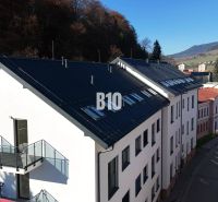 Bürogebäude in der Matúškova-Straße in Dolný Kubín, umgeben von Berglandschaft.