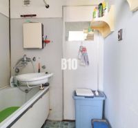Badezimmer mit Duschvorhang und Waschbecken in einer 3-Zimmer-Wohnung.