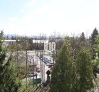 Blick aus einer 3-Zimmer-Wohnung in Martin, mit Aussicht auf Grünflächen und einen Parkplatz.