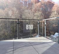 Balkon mit verglastem Geländer und Waldblick in Dolný Kubín, 2-Zimmer-Wohnung.
