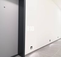 Der Flur in der 2-Zimmer-Wohnung mit Fliesen in einem hellen Farbton und Türen.