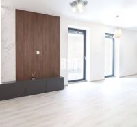 Helles Interieur einer 2-Zimmer-Wohnung mit Holzboden und großen Fenstern.