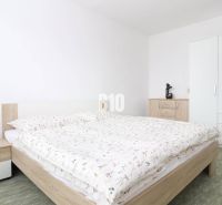 Schlafzimmer mit Kleiderschrank und Doppelbett in einer 3-Zimmer-Wohnung. Der Kleiderschrank hat einen Spiegel.