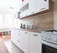 Küche in einer 3-Zimmer-Wohnung mit Gasherd und Boden in Holzoptik.