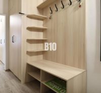 Flur in einer 3-Zimmer-Wohnung mit Holzboden, Wandspiegel und Kleiderhaken.