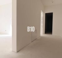 Heller Flur mit weißen Wänden in einer 3-Zimmer-Wohnung.