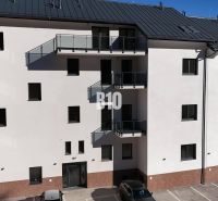 Die Fassade eines Wohnhauses in Dolný Kubín mit Parkplatz und Balkonen, ideal für eine 2-Zimmer-Wohnung.