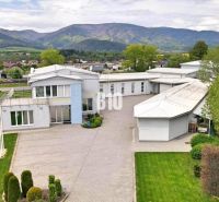 Produktionsräume in Košťany nad Turcom mit gepflegtem Garten und Bergkulisse.
