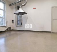 Produktionsräume mit Betonboden, Absauganlage und vergitterten Fenstern.