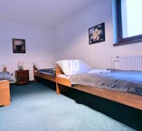 Schlafzimmer mit drei Betten und dekorierten Elementen in einer 3-Zimmer-Wohnung.