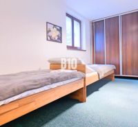 Schlafzimmer in einer 3-Zimmer-Wohnung mit zwei Betten und einem Einbauschrank.