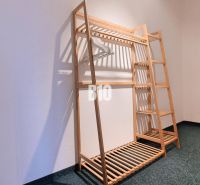 Ein Holzständer mit Kleiderbügeln in einer 3-Zimmer-Wohnung auf einem dunklen Teppich.