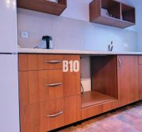 Küchenzeile mit Holzboden in einer 3-Zimmer-Wohnung.