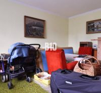 Innenraum mit Kinderwagen, Möbeln und Bildern in einem Einfamilienhaus.