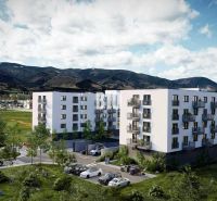 Neubau in der Košútska-Straße in Martin, umgeben von Grünflächen und Bergen.