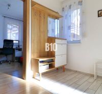 Eingangsbereich in einem Einfamilienhaus mit Holzelementen und Blick auf das Arbeitszimmer.