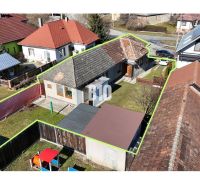 Ein Einfamilienhaus in Ľubela mit Garten, Pavillon und Lagerräumen. Traditionelles Dach und Zaun.