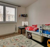 Kinderzimmer mit Bett und Spielzeug, Holzboden in einer 3-Zimmer-Wohnung.