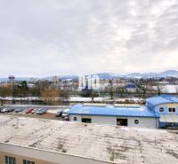 Blick auf die Winterlandschaft der Stadt Martin von der Timravy-Straße mit Industriegebäuden.