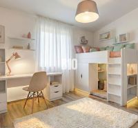 Kinderzimmer in einem Einfamilienhaus mit Hochbett und Boden in Holzoptik.