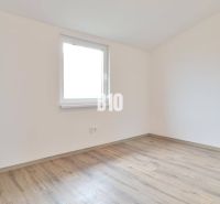 Ein leerer Raum mit Holzboden in einem Einfamilienhaus.