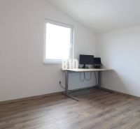 Izba in einem Einfamilienhaus mit einem Holzboden und einem Schreibtisch.