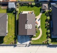 Luftaufnahme eines Einfamilienhauses in Diaková mit gepflegtem Garten und Gehweg.