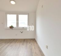 Ein leerer Raum in einem Einfamilienhaus mit Holzboden und einem Fenster.