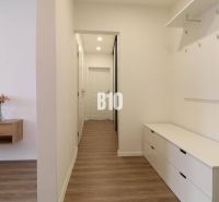 Flur einer 3-Zimmer-Wohnung mit Holzboden und Stauraum.