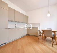 Küche in einem Einfamilienhaus mit Holzboden und Esstisch mit Stühlen.