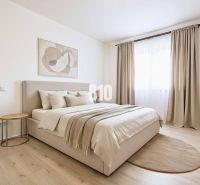 Helles Schlafzimmer mit neutral abgestimmten Textilien und einem Holzboden in einem Einfamilienhaus.