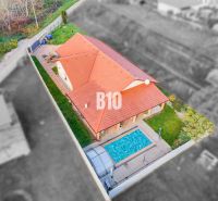 Luftaufnahme eines Einfamilienhauses in Nitra mit zwei Dächern und einem Pool.