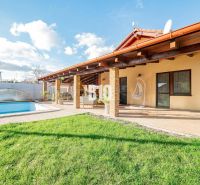 Ein Einfamilienhaus in Nitra mit Garten und einem überdachten Pool.