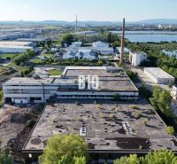 Produktionsräume in Levice, umgeben von Grünflächen und einer Industriezone.