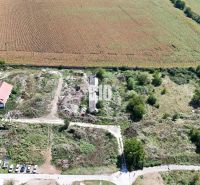 Ländliches Anwesen bei Levice mit landwirtschaftlichen und forstwirtschaftlichen Flächen, umgeben von Feldern und Straßen.