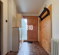Flur in einem Einfamilienhaus mit Holzelementen und Möbeln.