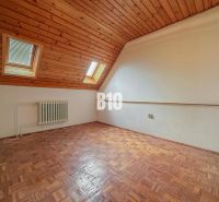 Ein Zimmer in einem Einfamilienhaus mit Holzverkleidung und einem Boden mit Holzdekor.