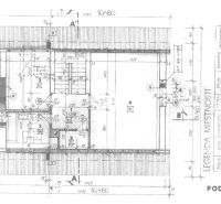 Architektonischer Plan des Dachgeschosses eines Einfamilienhauses mit Details der Zimmer und Maßen.