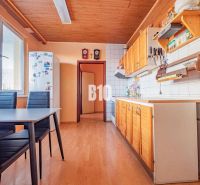 Küche in einer 3-Zimmer-Wohnung mit Holzboden und Esstisch.