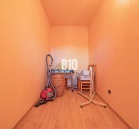 Stauraum in einer 3-Zimmer-Wohnung mit Holzboden.