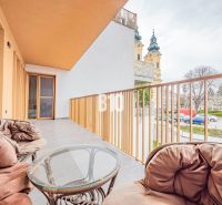 Der Balkon der 3-Zimmer-Wohnung in Nitra bietet einen Blick auf das Stadtzentrum.