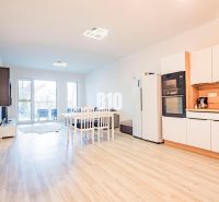 Küche in einer 3-Zimmer-Wohnung mit Holzboden und Esstisch.