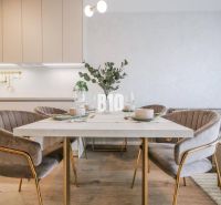 Küche und Essbereich in einer 2-Zimmer-Wohnung mit Holzboden.
