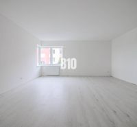Geräumige 1-Zimmer-Wohnung mit hellen Wänden und Holzboden für modernes Wohnen.