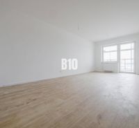 Geräumige und helle 2-Zimmer-Wohnung mit Parkettboden und Balkon.
