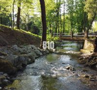 Bach und Brücke in Trenčianske Teplice, ideal für Grundstücke - Wohnen.