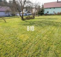 Ein Obstgarten, umgeben von Gebäuden in Raková für Grundstücke - Wohnen.